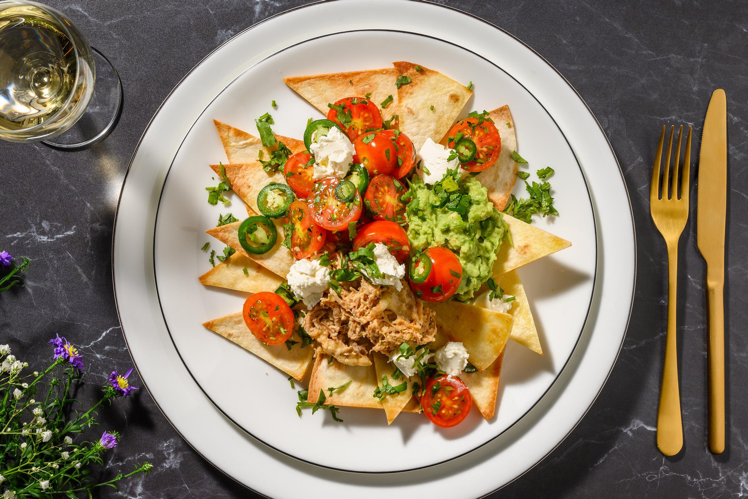 Nachos croccanti con pulled chicken, cheddar e guacamole