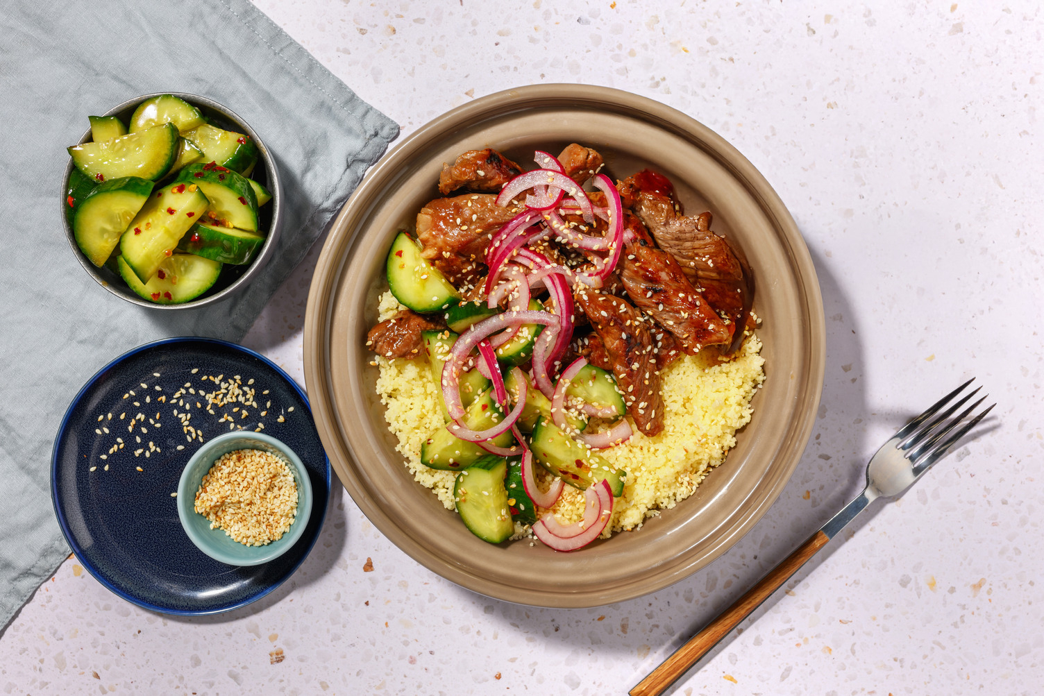 Ternera estilo asiático con ensalada de pepino