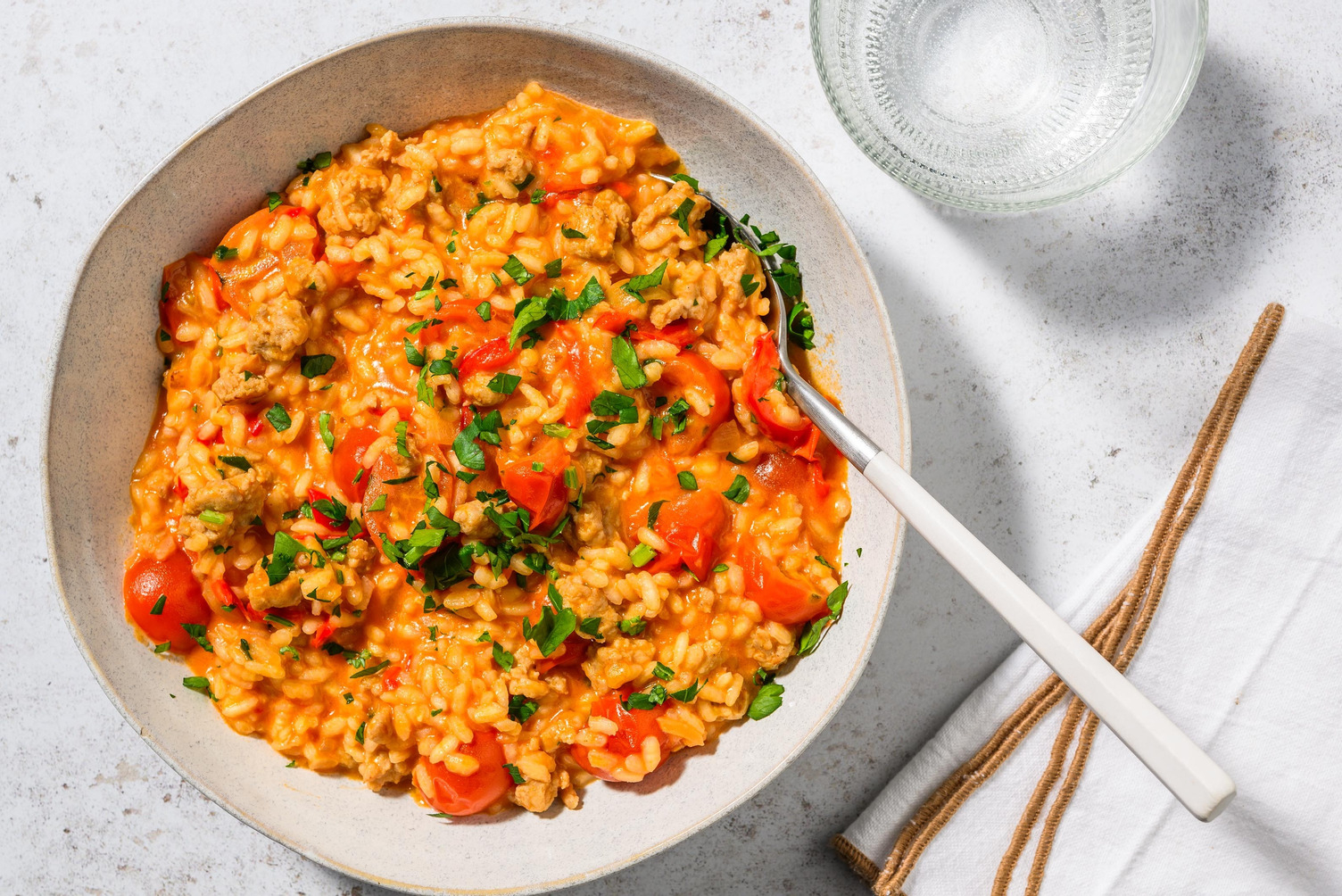 Tomatenrisotto met gekruide kipworstjes