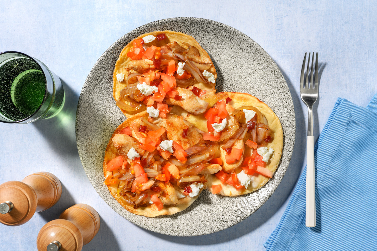 Crunchy tostadas: pollo y queso de cabra