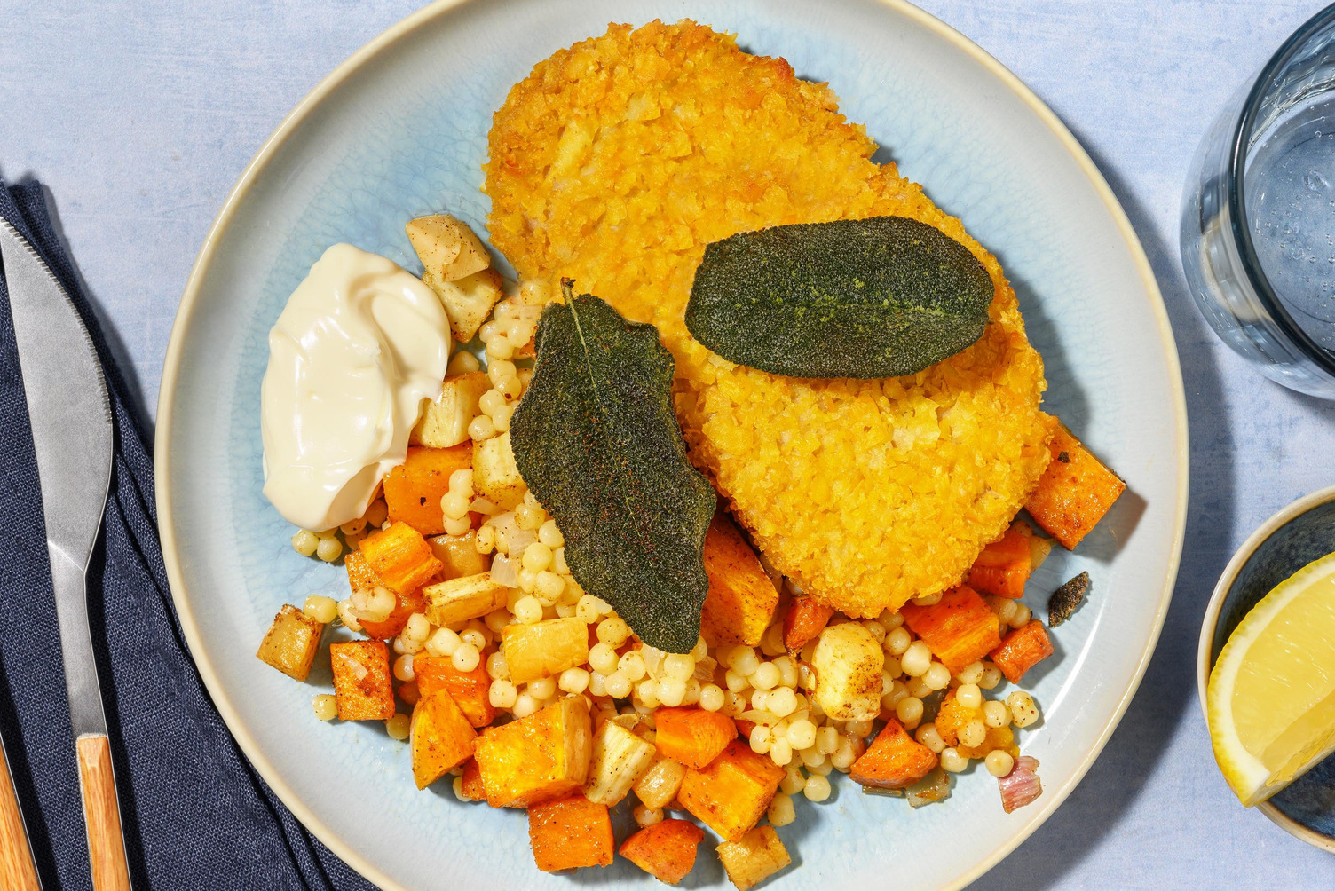 Veggie kaasschnitzel in salieboter met parelcouscous