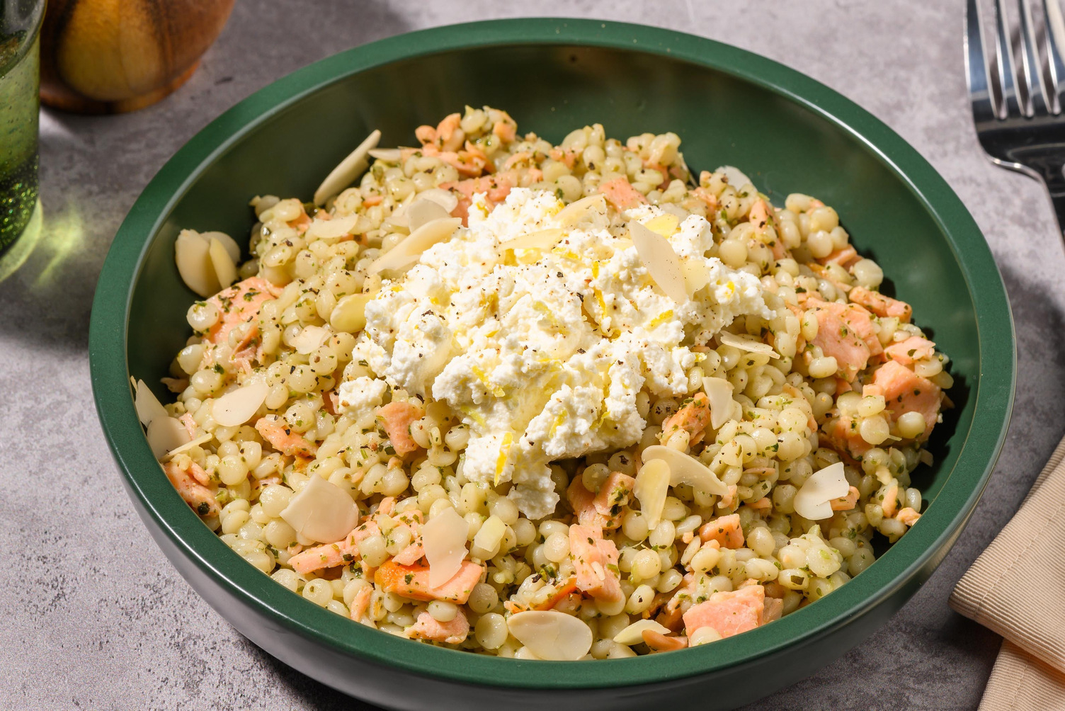 Couscous perlato al salmone e pesto Dop
