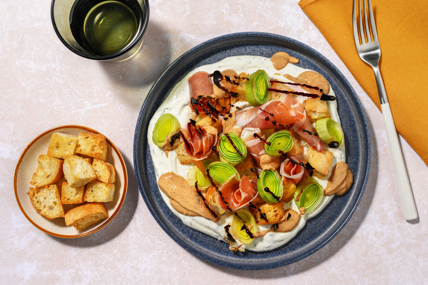 Puerros asados con jamón serrano y picatostes