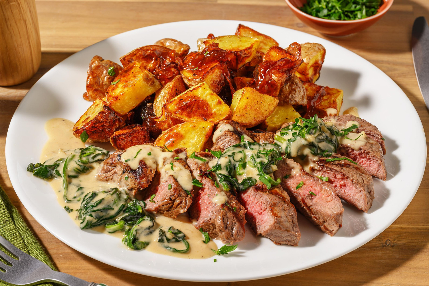 Grillad rumpstek och krämig spenatsås