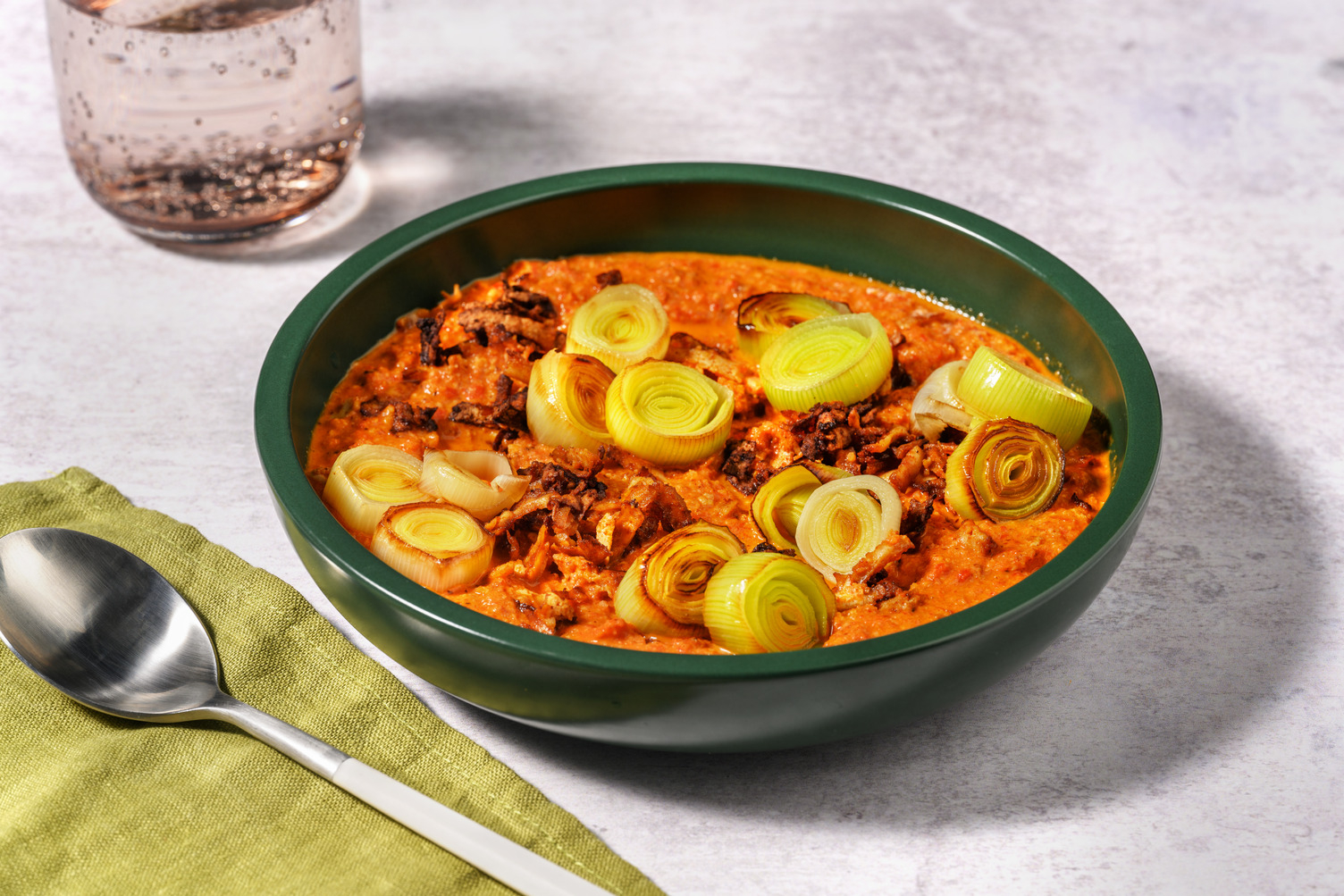 Romesco ligero con bacon de tofu marinado