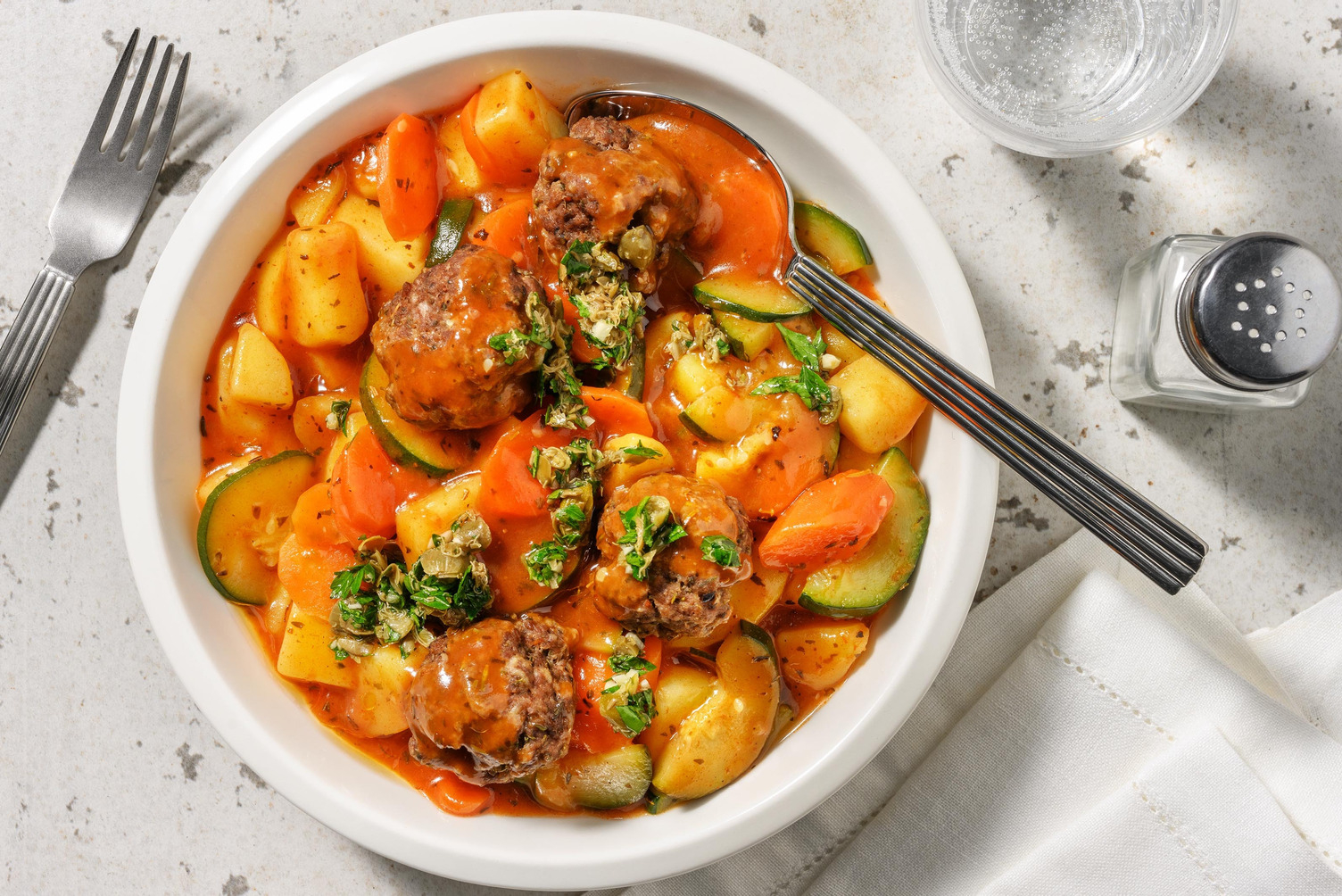 Griechischer „Stifado"-Eintopf mit Hacktätschli