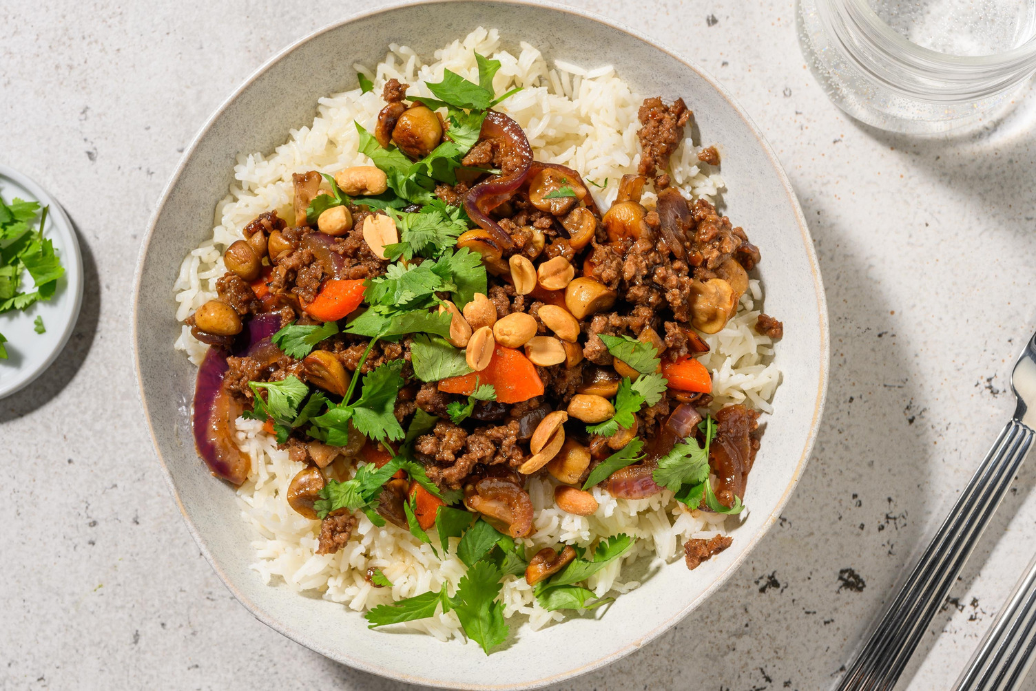 Hoisin stir-fry met gehakt en pinda's