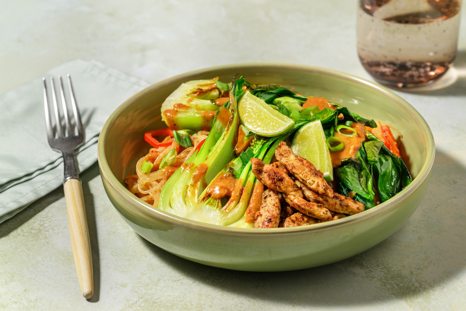 Glasnudelsalat mit Pak Choi mit Hähnchen