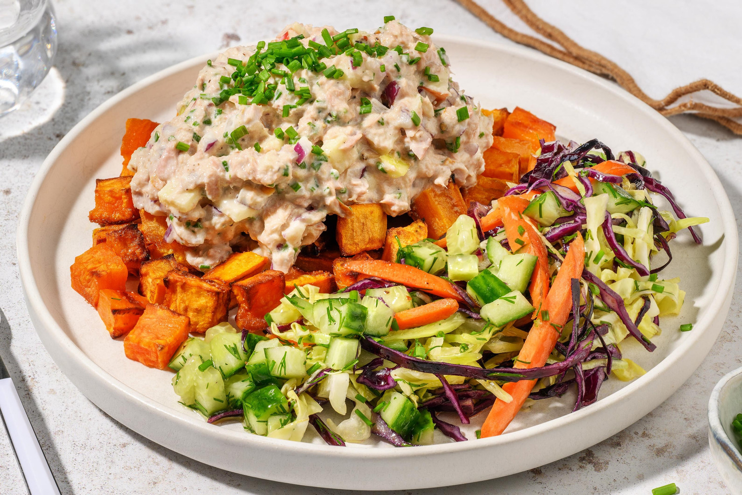 Tonijnsalade met gepofte zoete aardappel