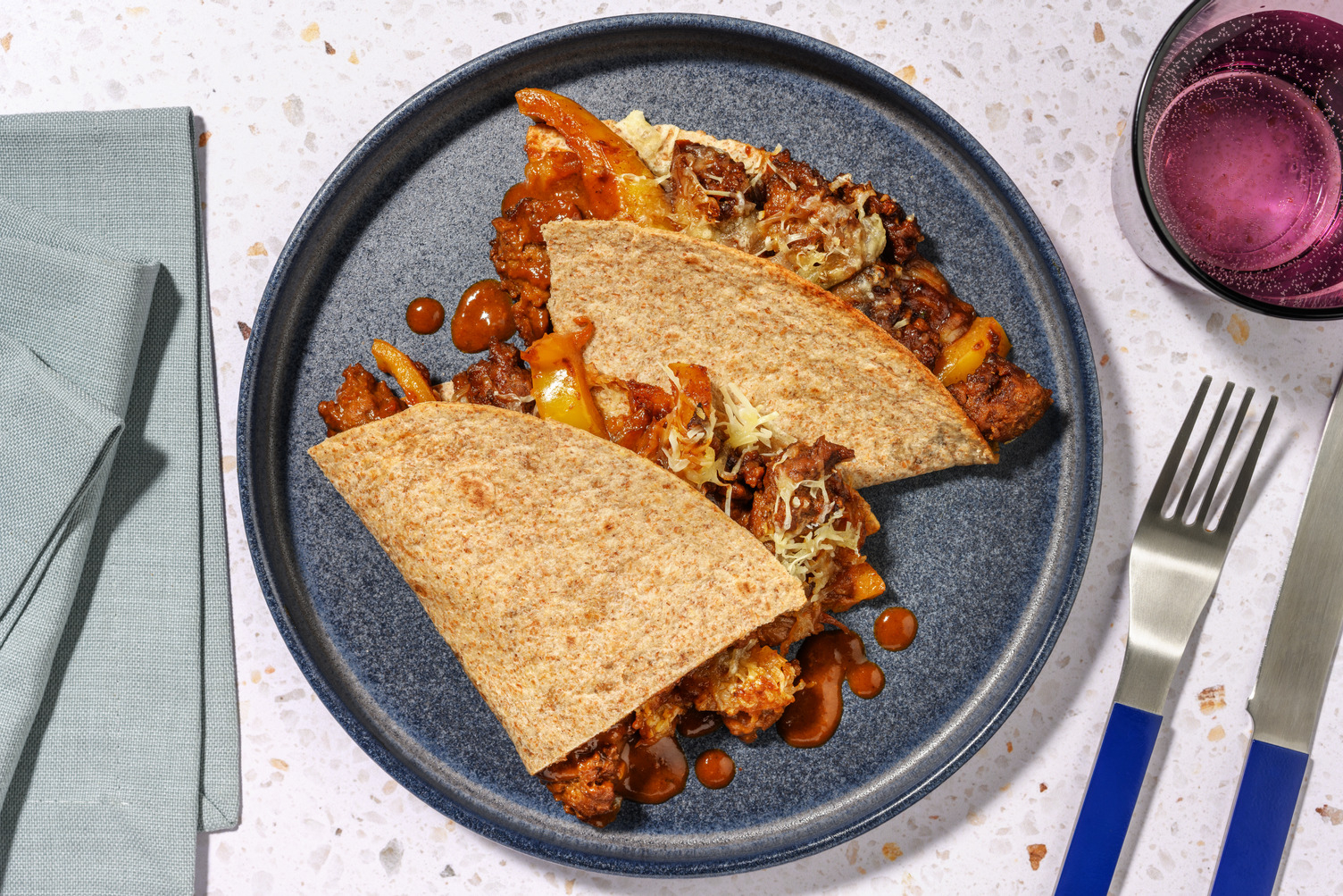 Quesadillas al ragù di carne speziato e cheddar