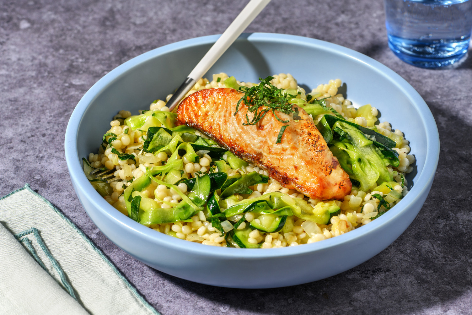 Extra de salmón noruego con alioli y cuscús perlado 