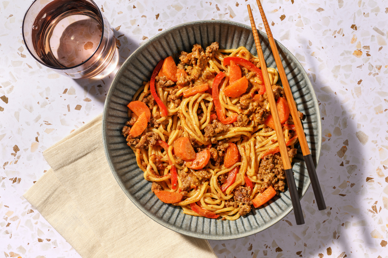 Satay exprés: udon con carne picada