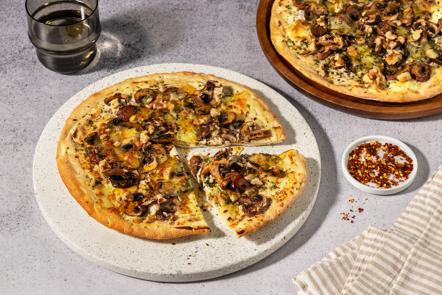 Pizza bianca con setas portobello y miel