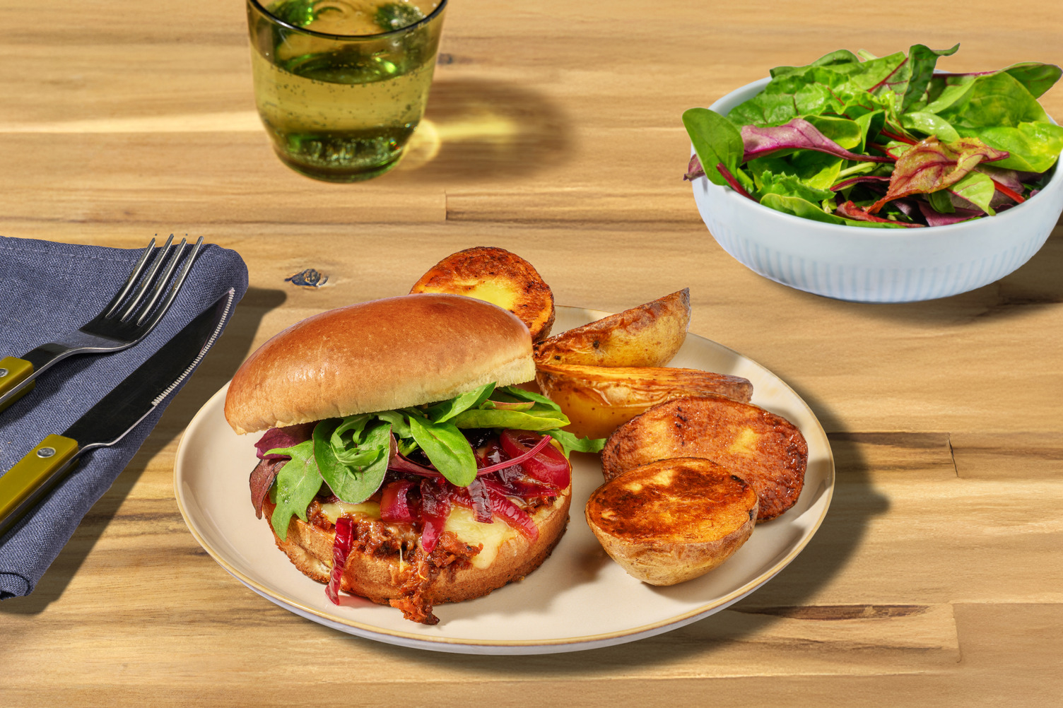 Burger 'Re del barbecue' al pulled pork e cheddar