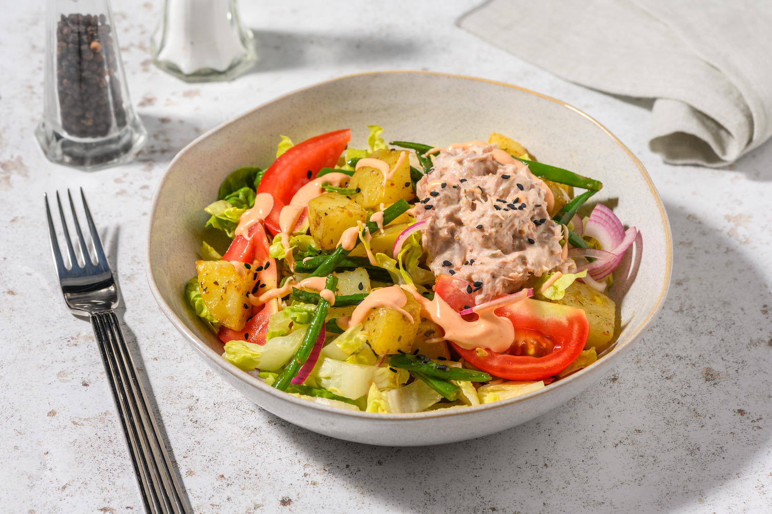 Fusion salade Niçoise met tonijn, citroenmayonaise en sesamzaadjes