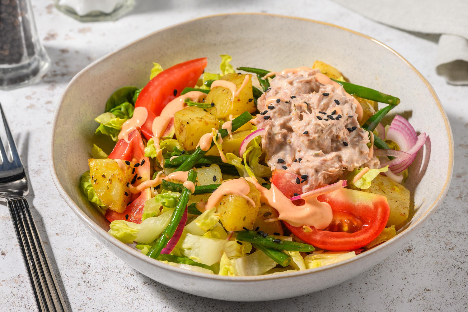 Salade niçoise fusion au thon, mayonnaise au citron et graines de sésame