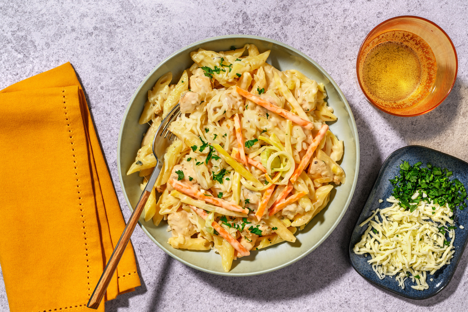 Penne au poulet doré, persil & gouda