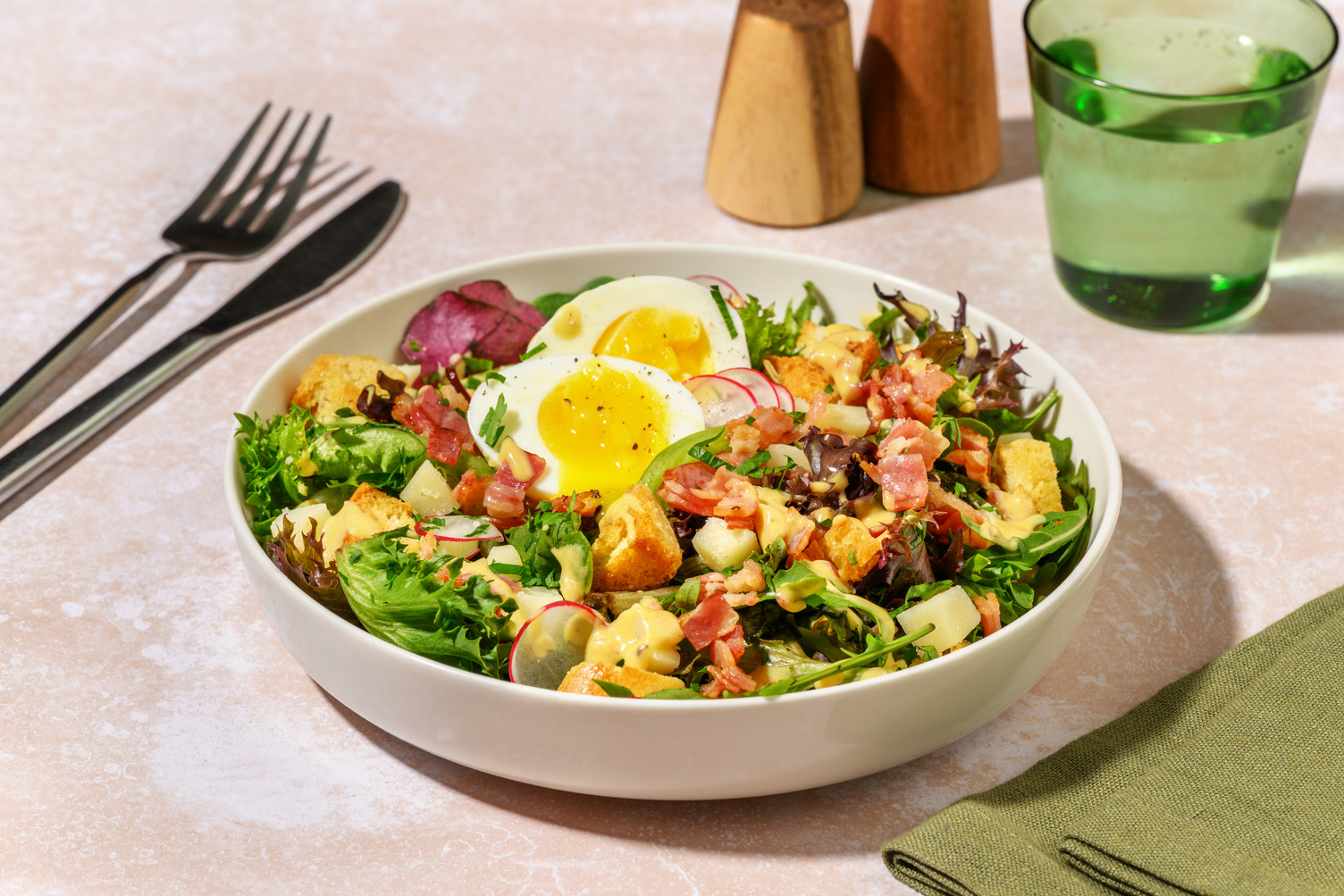 Salade lyonnaise,  lardons & croûtons au gruyère