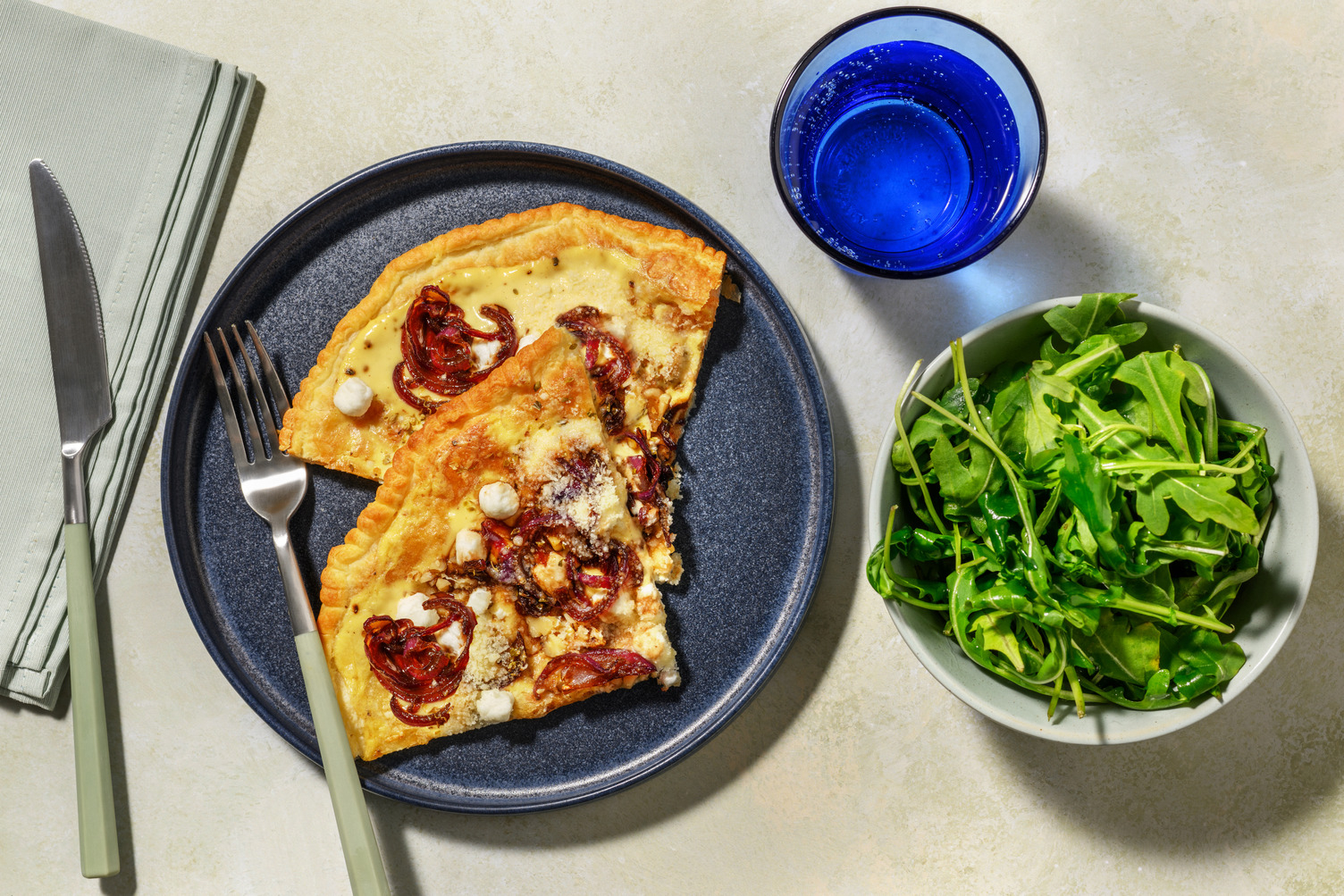 Tarte fine chèvre-miel-noix & oignons confits