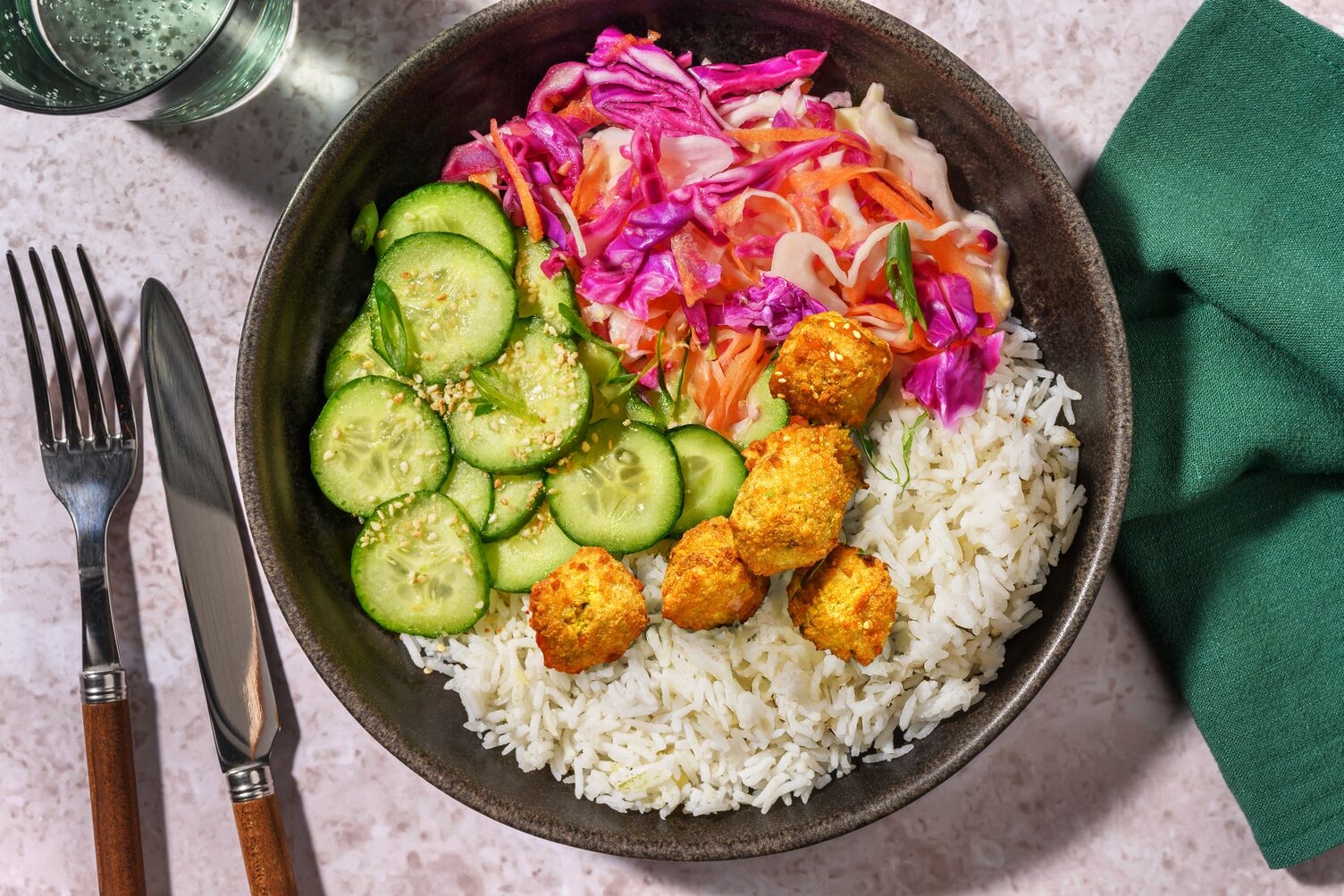 Buddha bowl de boulettes veggie, gomasio & riz