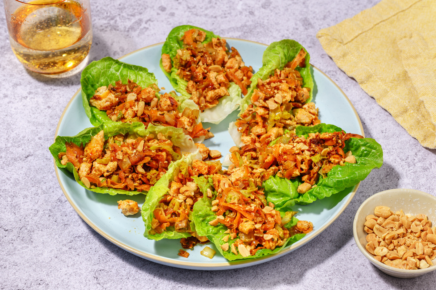 Tacos de lechuga con salmón