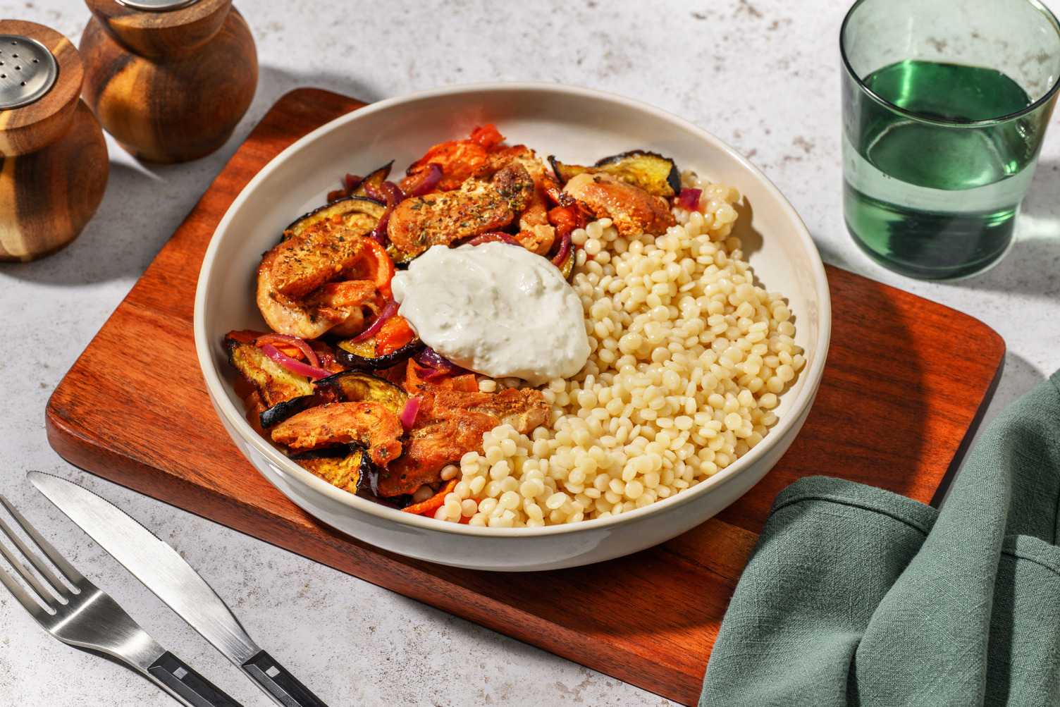 Bowl met kippendij, aubergine en labne