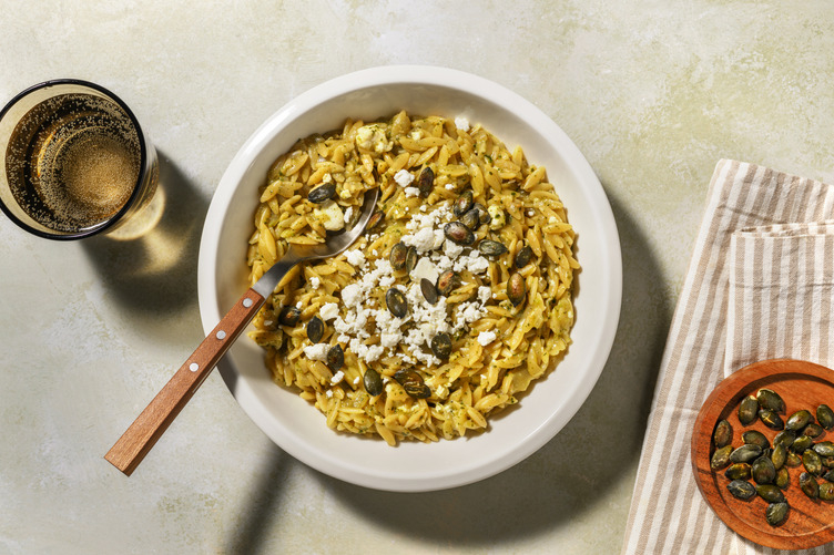 Orzo cremoso con pesto de albahaca y queso griego
