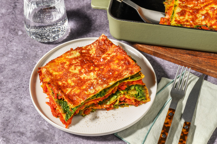 Lasaña bicolor con duo de salsas vegetarianas