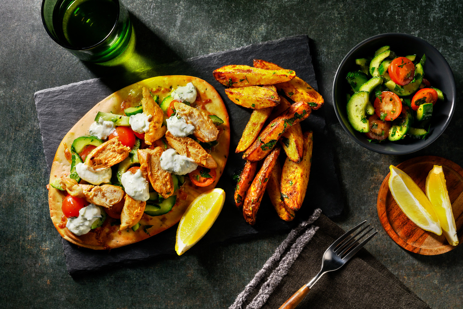 Cheesy Bio-Chicken Naan mit Kartoffelwedges
