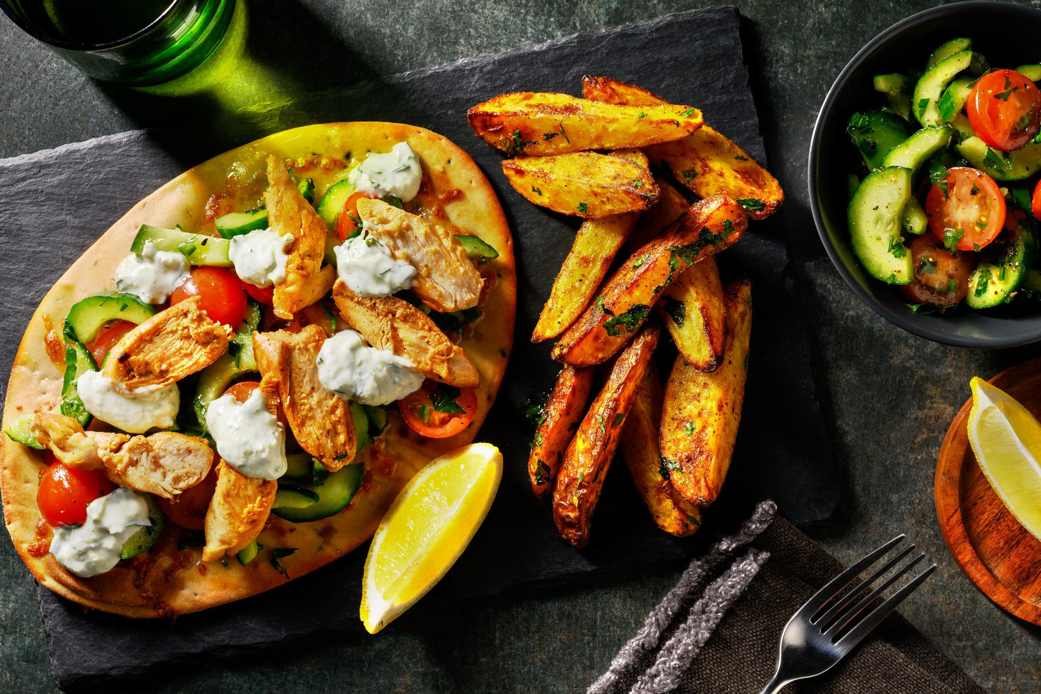 Cheesy Chicken Naan mit Kartoffelwedges