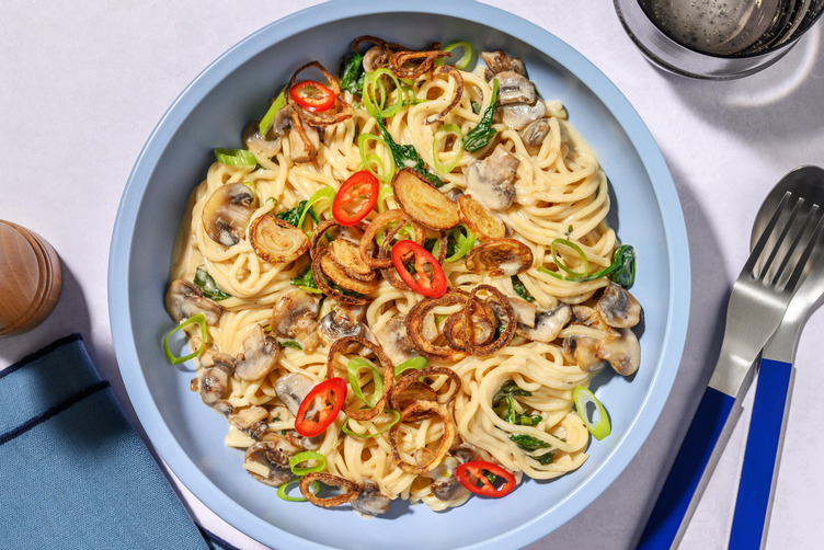 Noodles in pasta di miso, gamberetti e funghi stile ramen