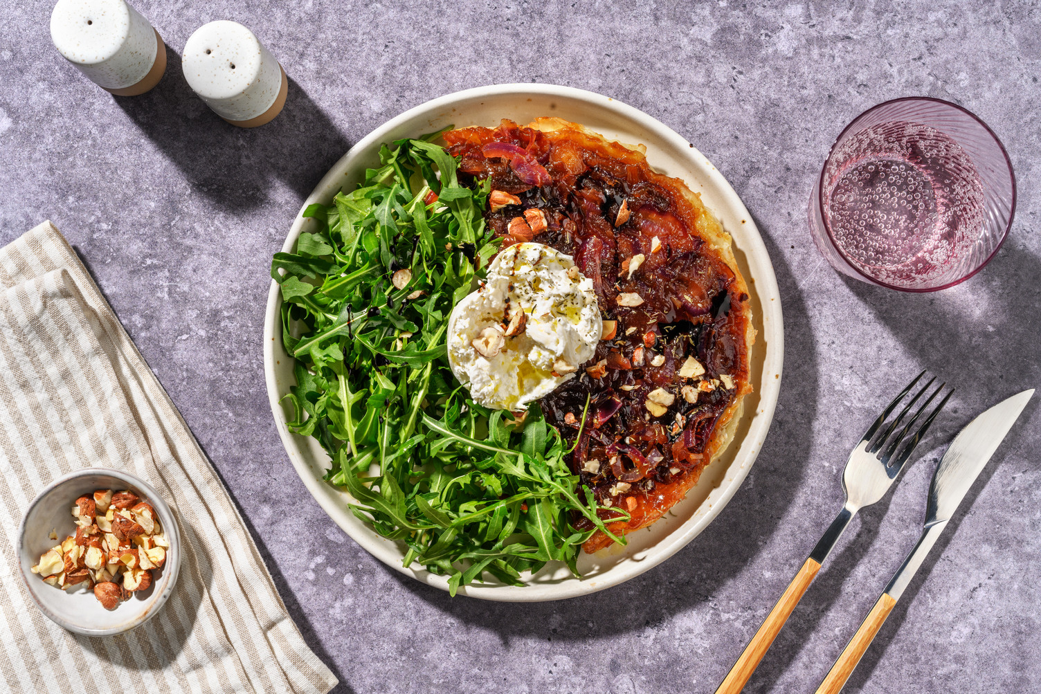 Tarte façon Tatin d'oignons, thym & burrata