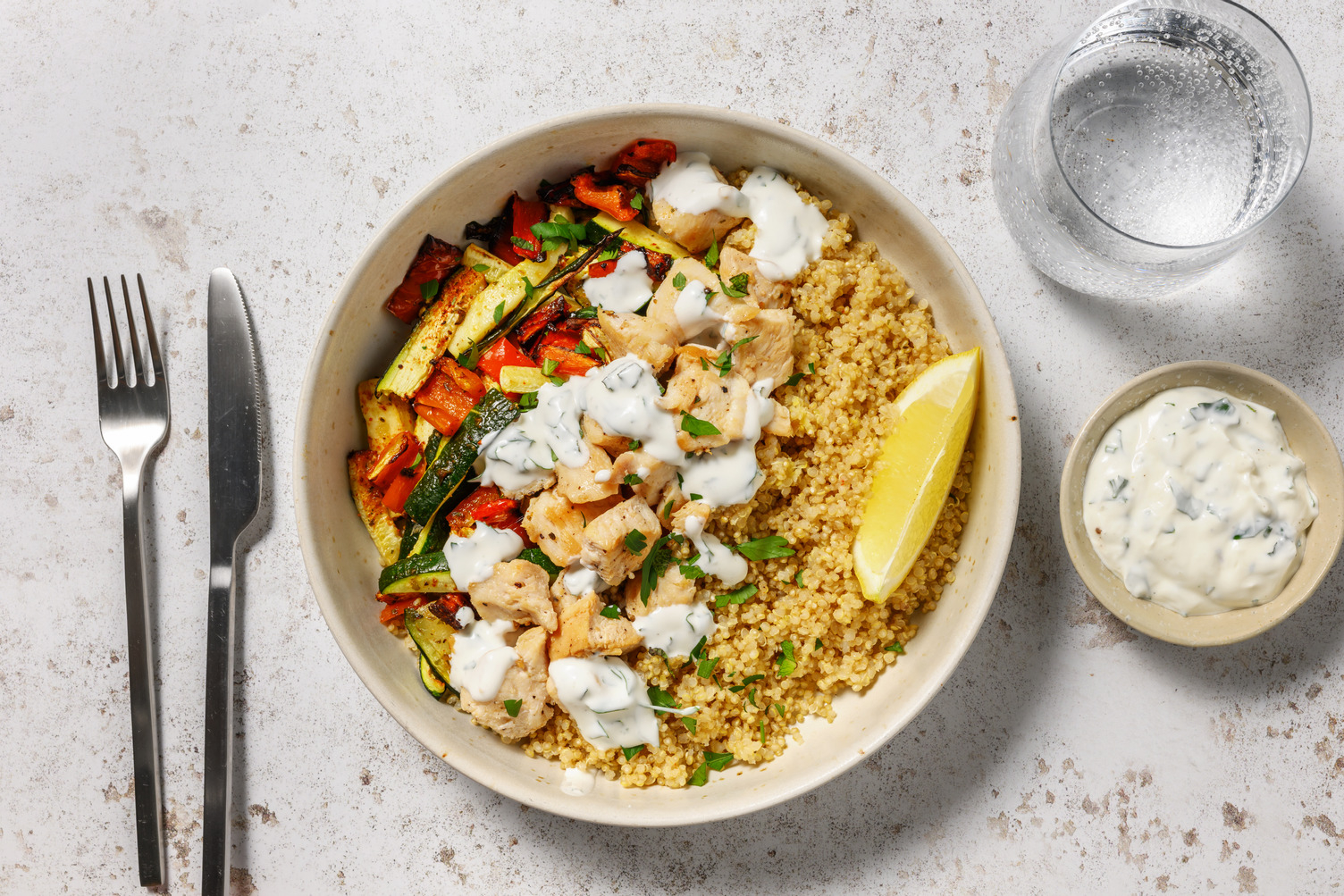 Dinde grillée, courgette & sauce labneh