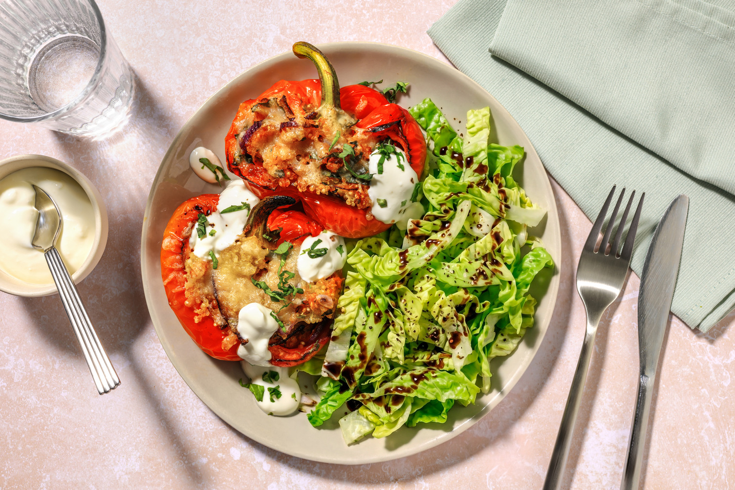 Poivron farci au quinoa, pesto & chèvre frais