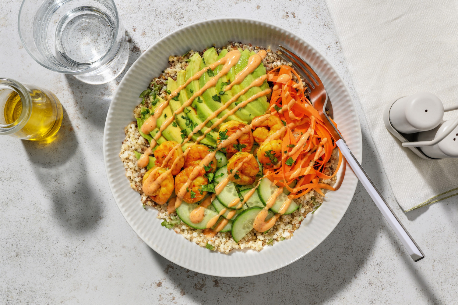 Spicy Poké bowl : quinoa, crevettes & avocat
