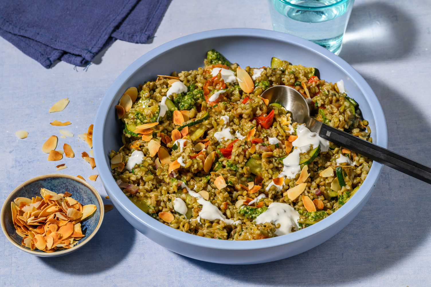 Bowl oriental : blé précuit, labneh & amandes