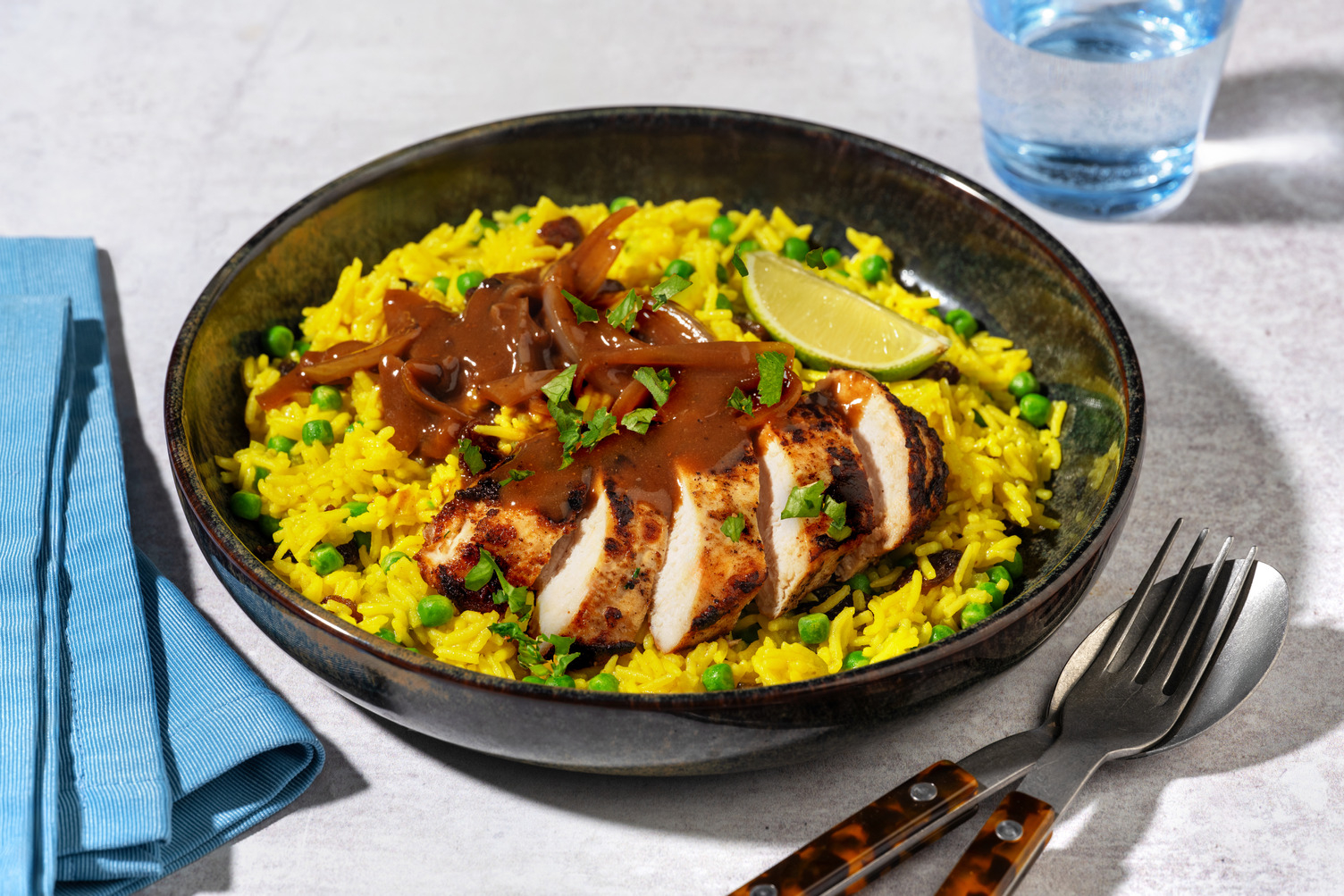 Poulet grillé, sauce à l'oignon & raisins secs