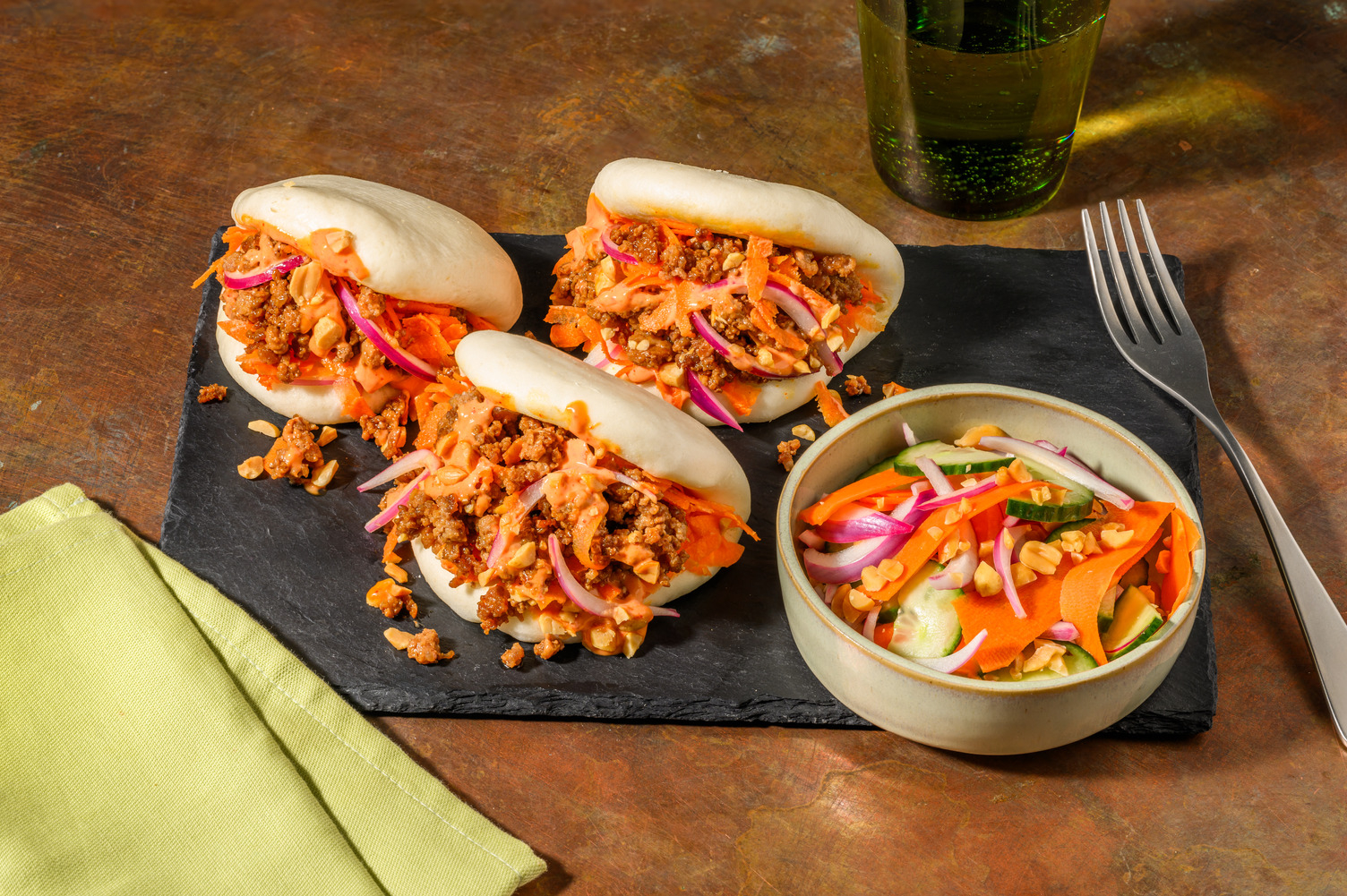 Baos de carne picada de cerdo con encurtidos