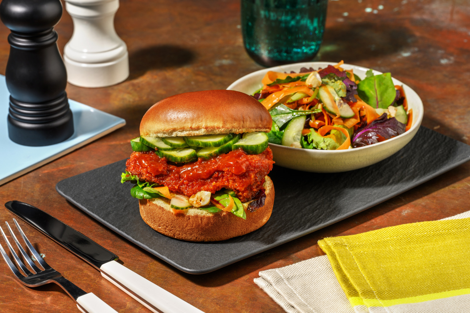 Hamburguesa de pollo frito con pepinillos caseros