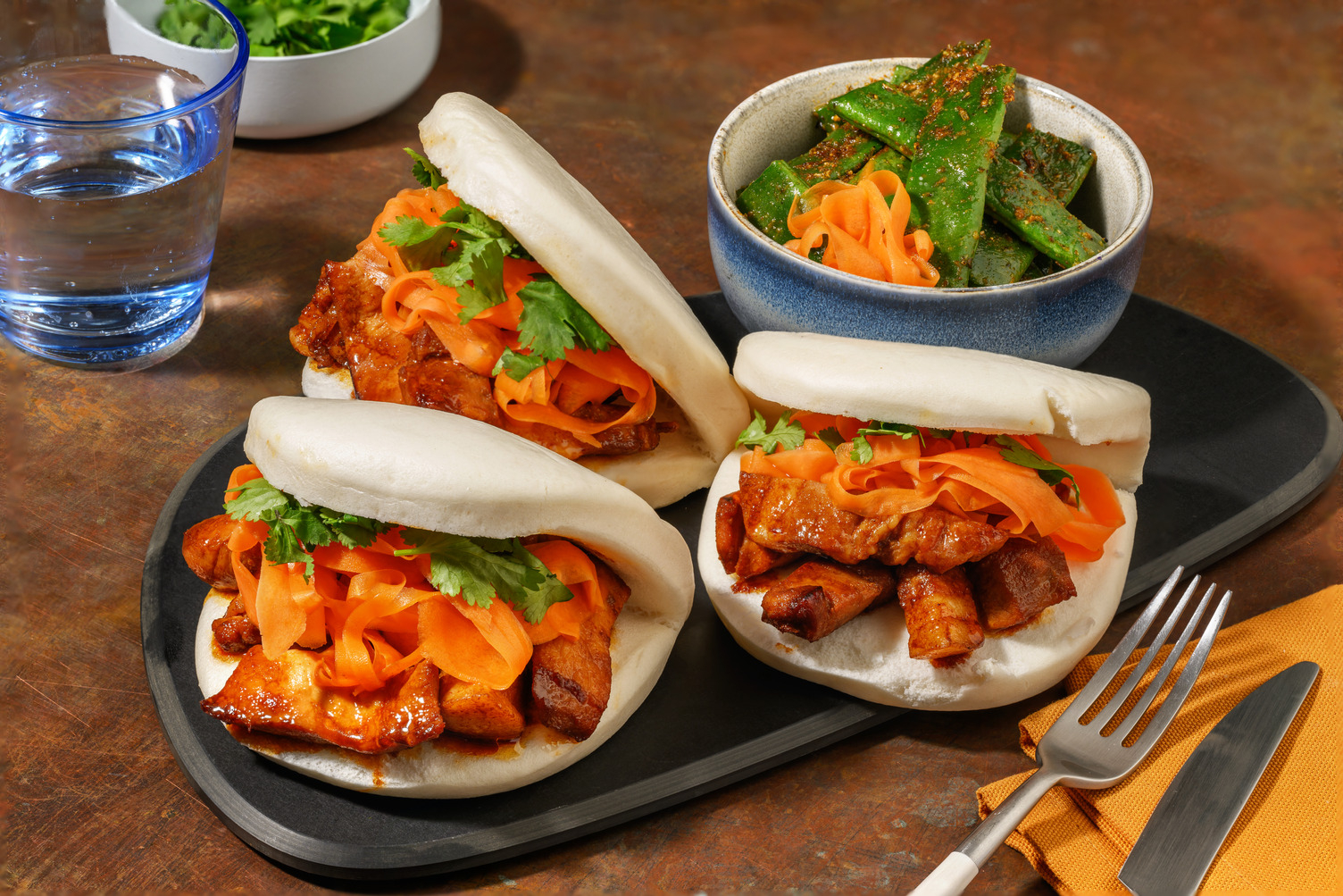 Baos de cerdo marinado con zanahoria encurtida