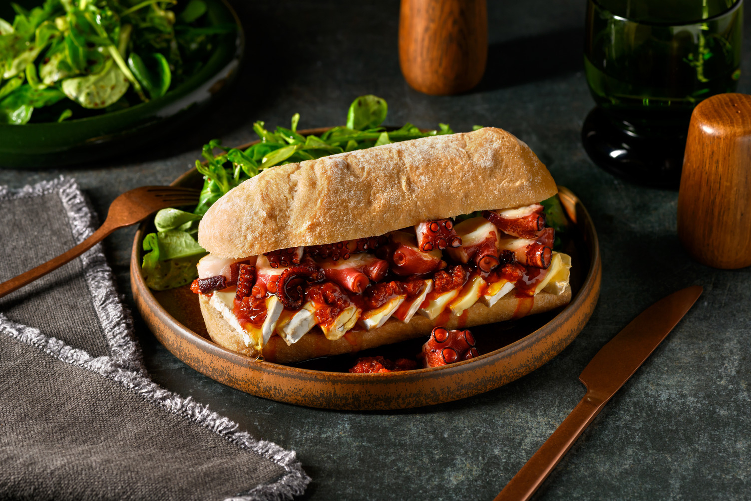 Bocadillo de pulpo con sobrasada, camembert y miel
