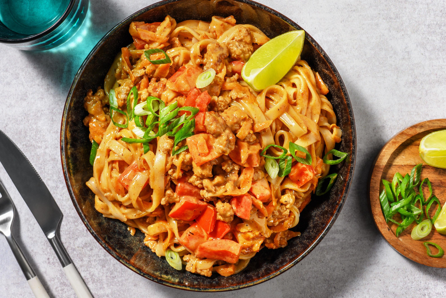 Nouilles de riz au porc en sauce crémeuse à la cacahuète