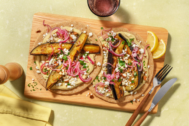 Volkoren platbrood met sticky aubergine en witte kaas