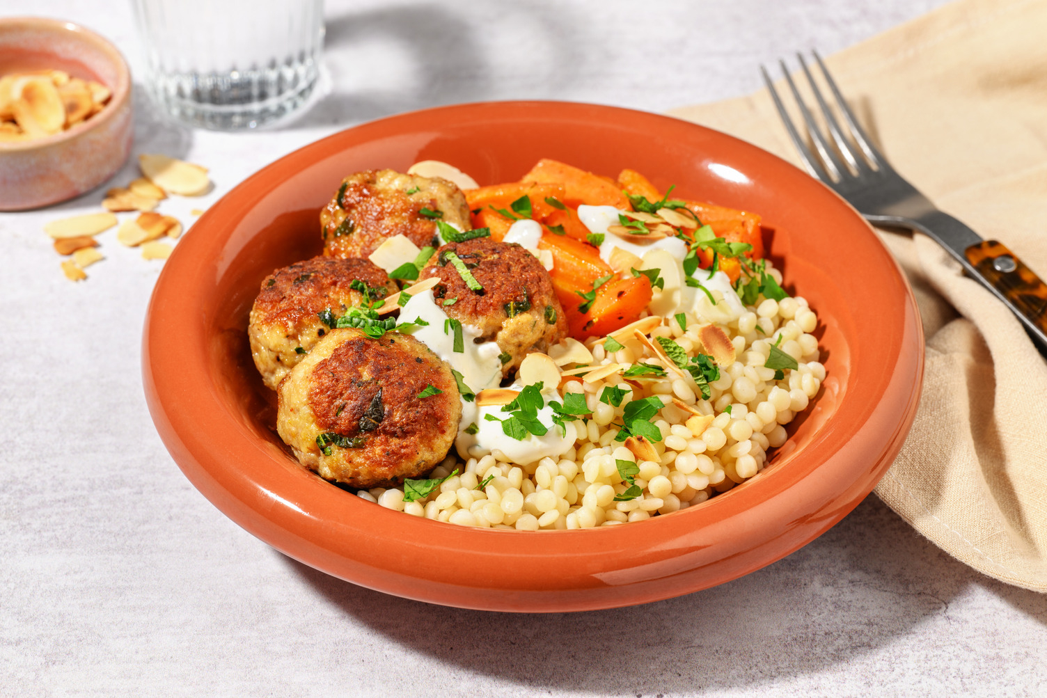Boulettes de porc, harissa & sauce peps herbacée