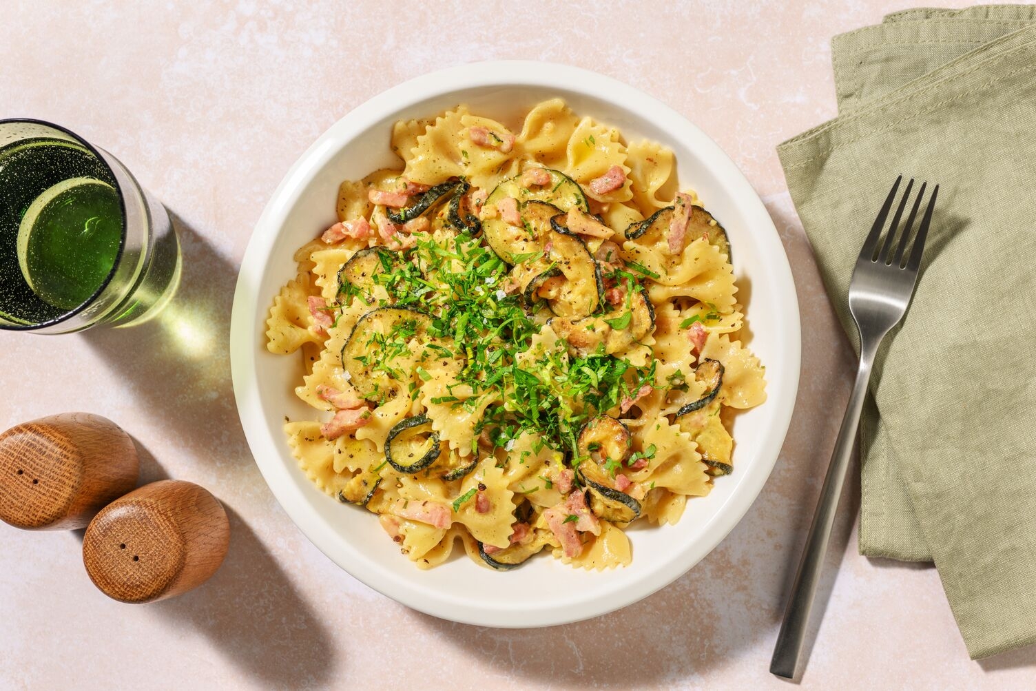 Cheesy fusilli complets aux lardons & courgette