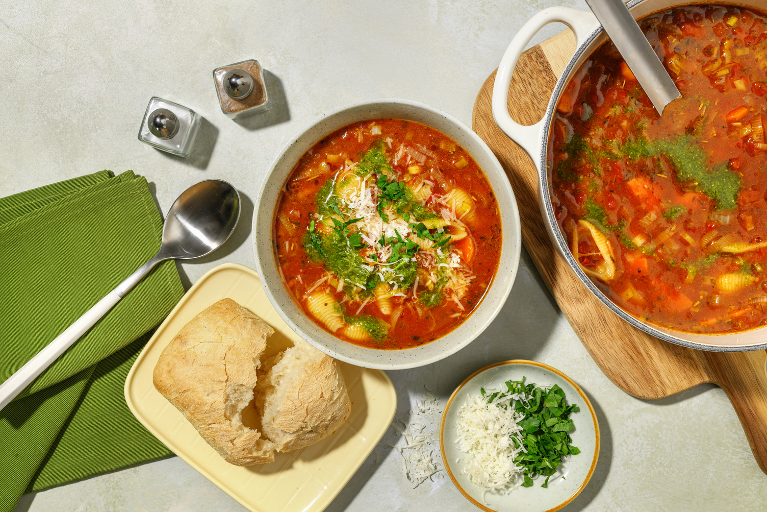 Minestrone aux conchiglie & son pain