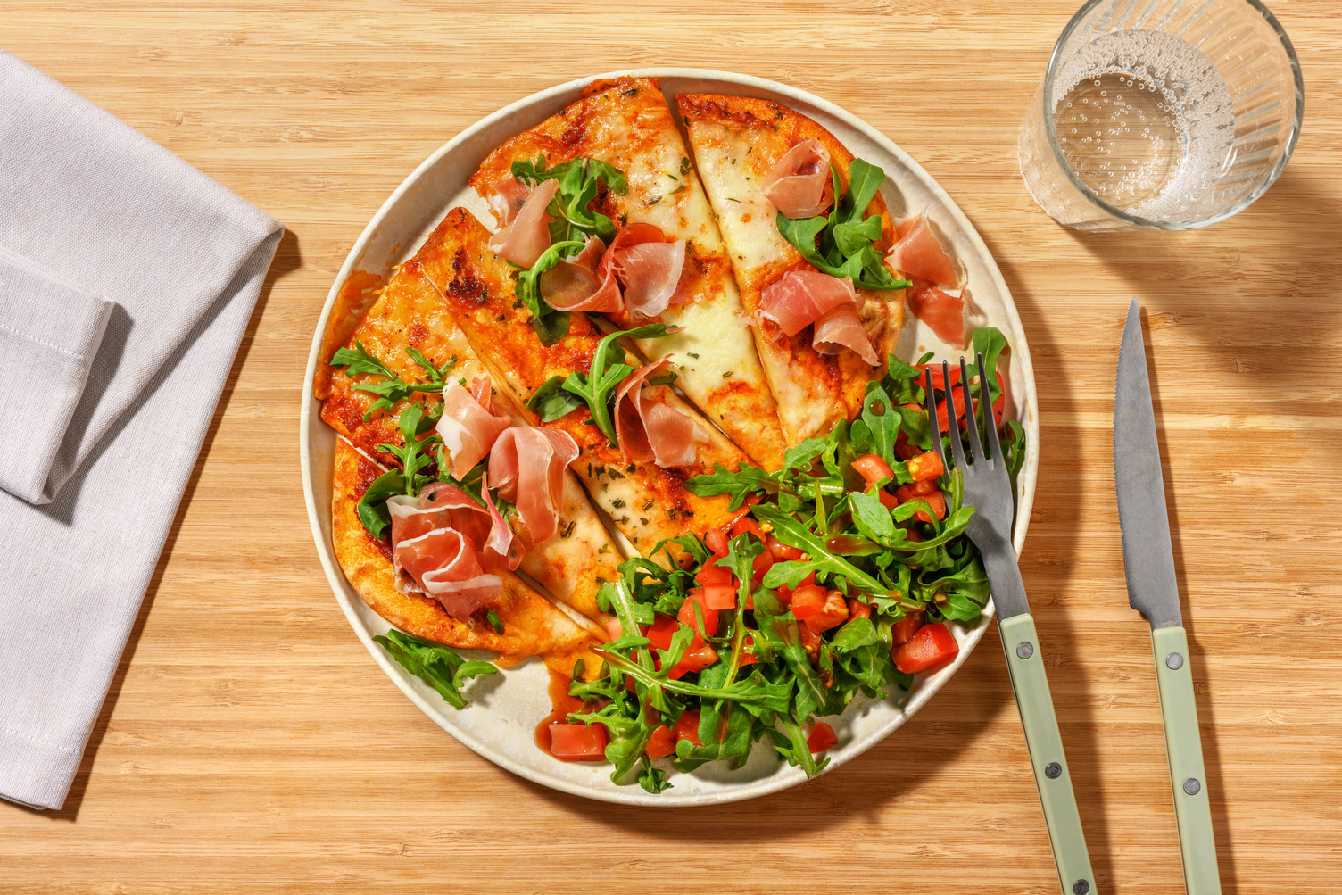 Pizza naan prosciutto, pesto rosso & mozza
