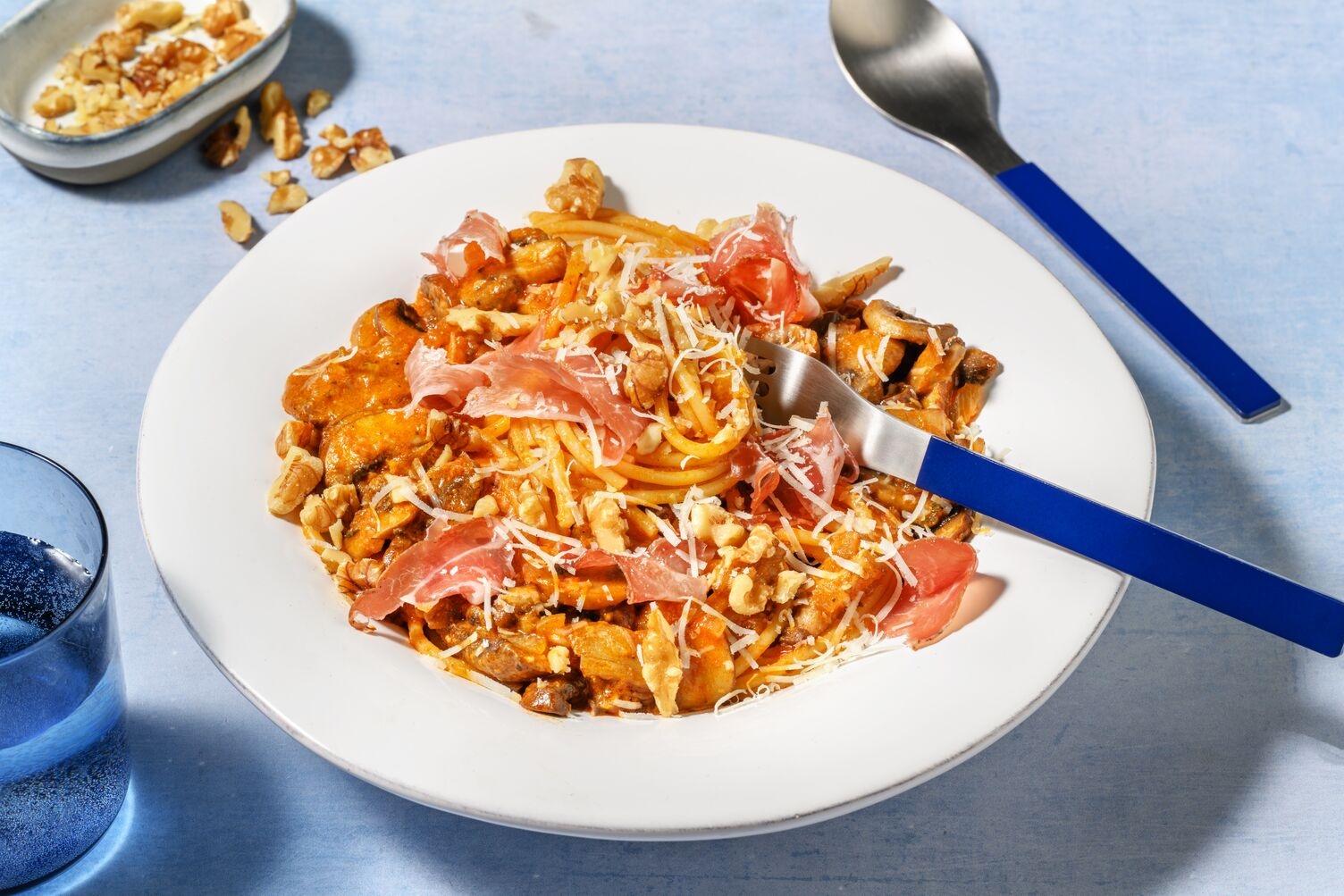 Spaghetti au pesto rosso & prosciutto crudo