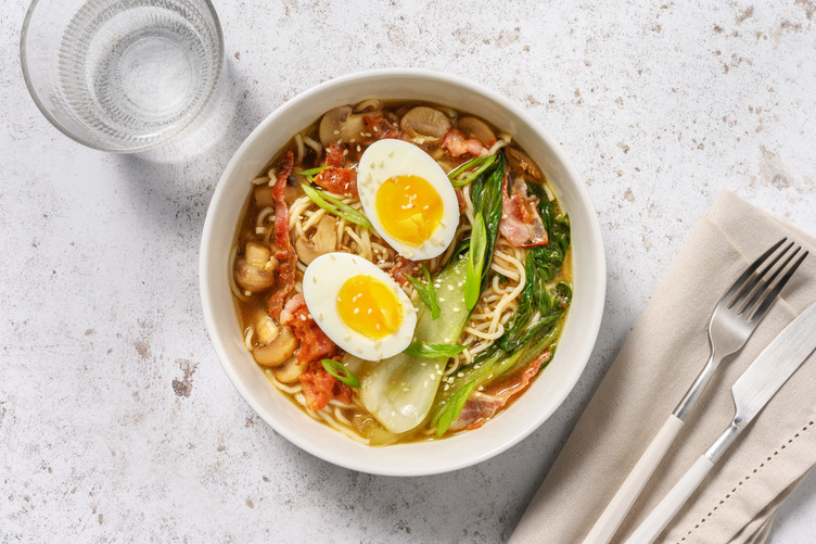 Miso ramen au porc, sésame & pak choï