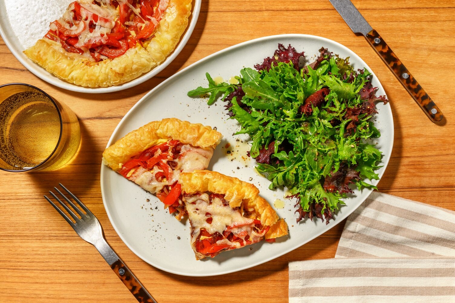 Tarte fine gratinée aux poivrons & oignons